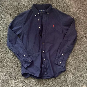 Ralp Lauren skjorta - Säljer denna marinblå skjortan | inga defekter | passar dig mellan 170-180 | frakt 📦 inom 24 h | pris diskuterbart |
