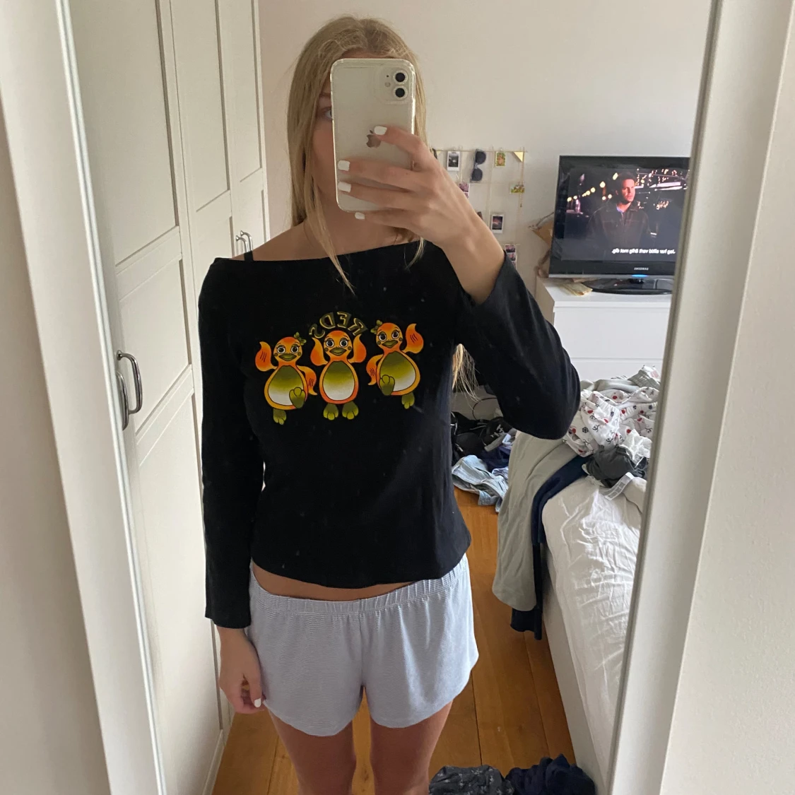 Svart långärmad tröja med färgglada figurer