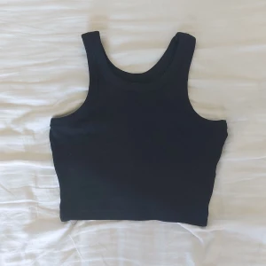 Svart croppad linnetopp från 157 - Säljer en svart croppad linnetopp från 157 i storlek XS. Toppen är ärmlös och har en tight passform, perfekt för sommaren eller träning. Den är i nyskick och väldigt bekväm att ha på sig. Passar bra till jeans eller kjol för en avslappnad look. Väldigt lite använd, nyskick🖤🩶