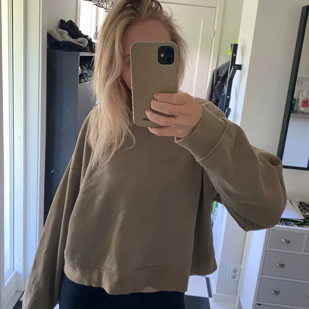 Lite cropped mörkbeige Collagetröja, från zara i stl L❣️. Hoodies.