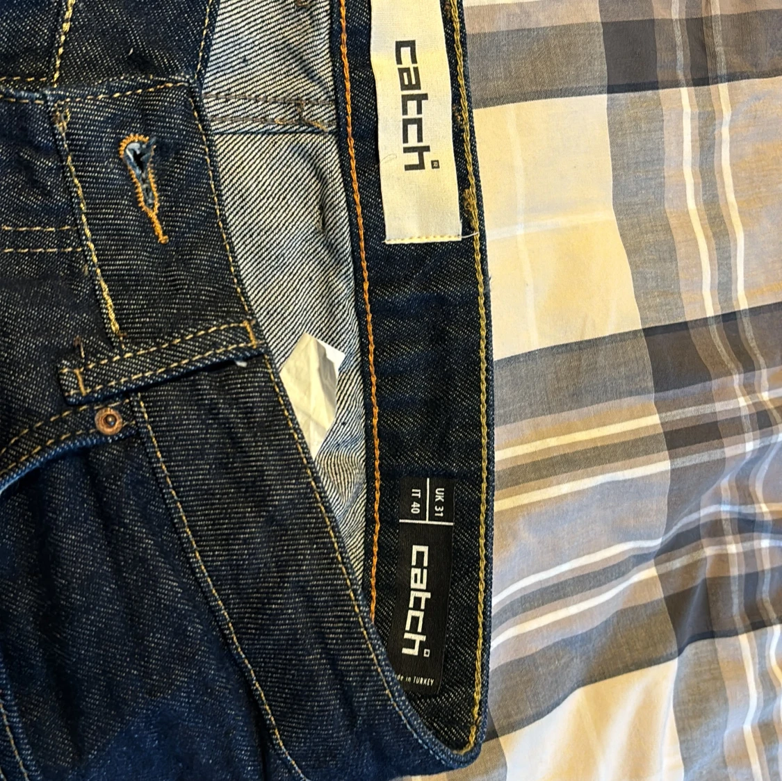 Mörkblå jeans med broderad text - 91