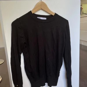 Zara stickad - Super fint skick, använd fåtal gånger ser som ny ut. 