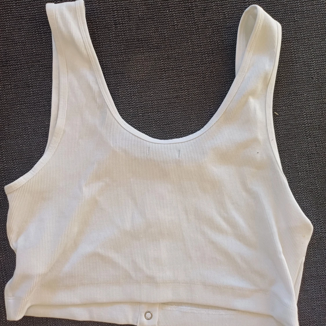 Vit ribbad linnetopp från Bik Bok - 90