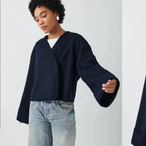 Stitch blanket jacka  - Marinblå färg  i storlek  s, har även i storlek xs. Båda är jätte fina i ny skick med pris lapp kvar .  Säljer pga fel köp.