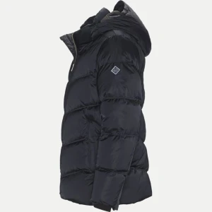 Gant  - Säljer jacka som tyvärr inte passar längre. Köpt ett år tillbaka, använt några gånger under förra vintern.  Storlek: L, passar även M 