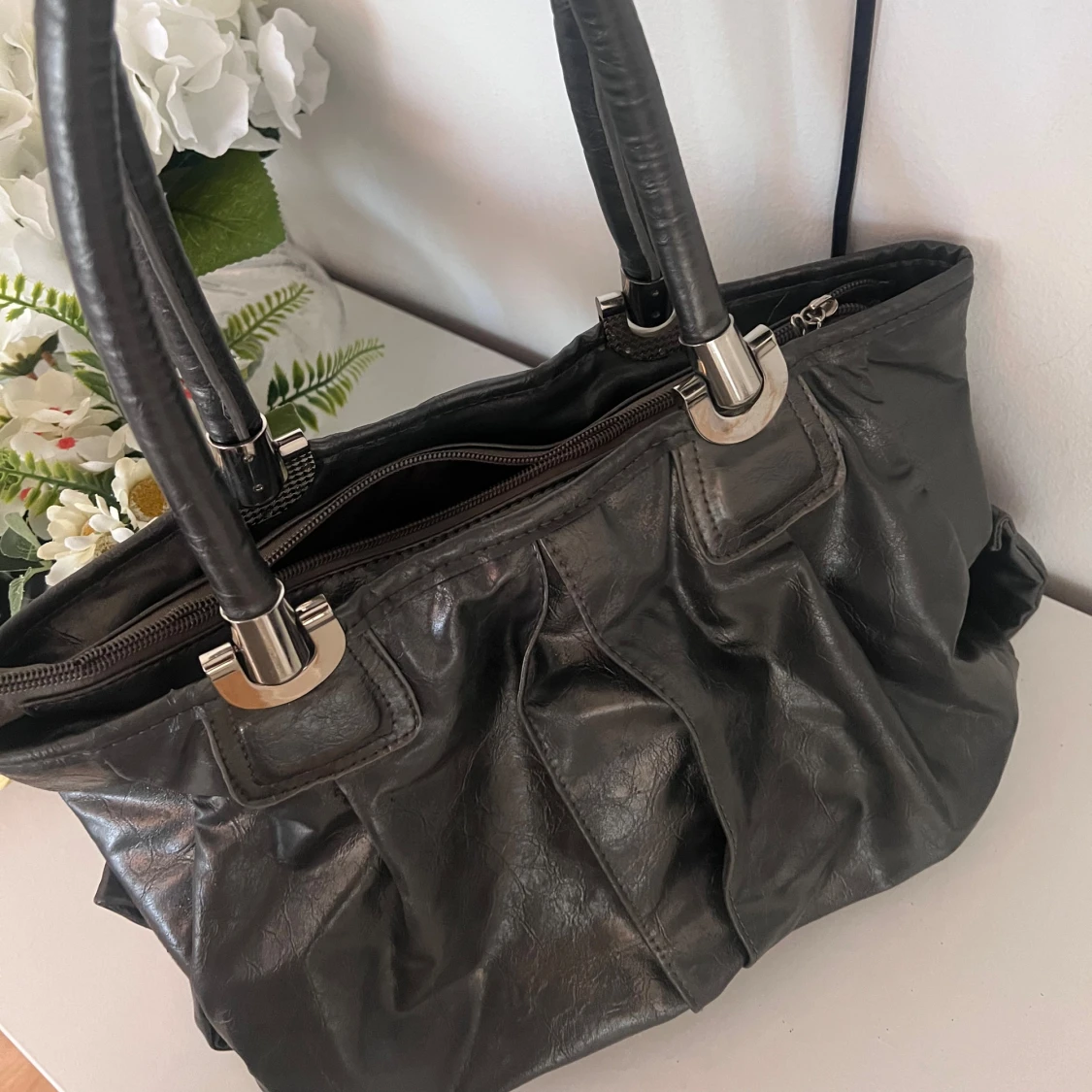 Grå/ silver handväska i skinn RETRO - 90