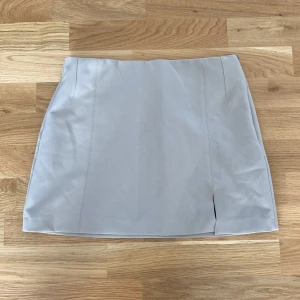 Beige kjol - En fin beige kjol i bra skick. Med ett slut på sidan. Skriv privat för mer info❤️