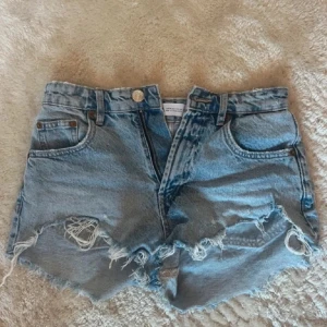 Jeans shorts - Zara jeans short med slitningar 