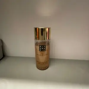 Shimmering body oil från Rituals. Använd bara ett par gånger och ger otroligt snyggt shine. 30 ml och super snyggt!💗