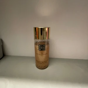 Glitter body oil - Shimmering body oil från Rituals. Använd bara ett par gånger och ger otroligt snyggt shine. 30 ml och super snyggt!💗