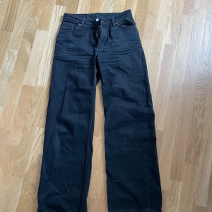 Svarta jeans - Vida svarta jeans i modellen yoko 