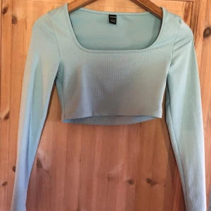 Topp - Blå ribbad topp (Croppad) knappt använd i fint skick 