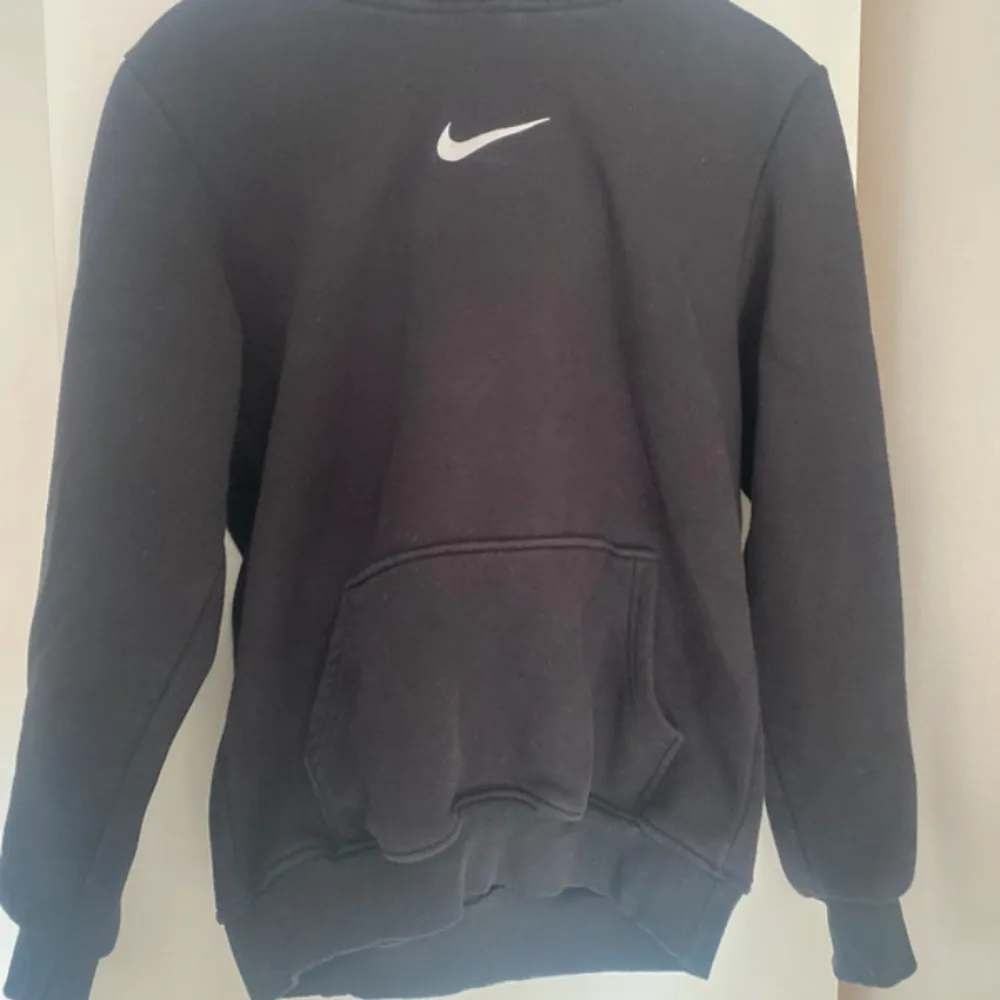 Nike hoodie i väldigt bra skick. Den är i storlek L men sitter som storlek M. Snörena har tyvärr gått av men annars är den i väldigt bra skick. Byxorna är helt nya. Köpta för 800kr. Settet för 500kr eller byxorna för 300kr & hoodien för 200kr.. Hoodies.