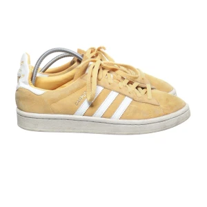 Skor adidas  - Som man ser på bilderna, använda men ändå godkänt skick 