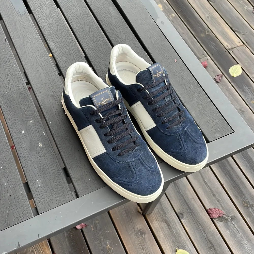 Säljer dessa EXTREMT feta valentino flycrews i topp skick och fetaste färgen navy! Storlek 42 fits 43. Skick 9/10 alla nitar kvar!!! Kan gå ner i pris vid snabb affär. Hör av dig vid minsta lilla fundering 🤩. Skor.