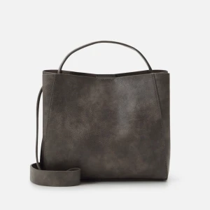 Väska - Säljer denna jättefina väska från Gina, bra skick köpt för 399❤️