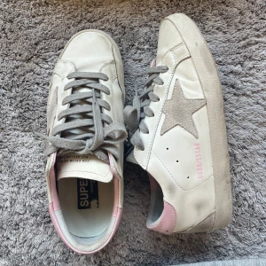 Golden goose - Jättesnygga golden goose, 8/10 skick. Säljer för jag vill köpa ett par andra skor 🙌 Pris kan diskuteras🥰