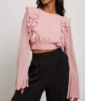 Blus med öppenrygg - Rosa super söt topp med öppen rygg med knytning från NA-KD. Är i super fint skick, bilderna är lånade då de gjorde toppen mest rättvisa☺️🌸