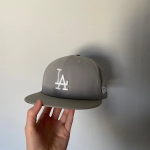 New era keps - Säljer denna grå new era keps. Den är knappt använd, säljer bara då den är för liten. Storlek - 54.9 // 6 7/8 Skriv om ni undrar något
