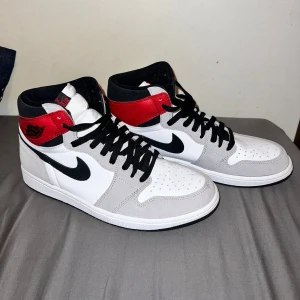 Air Jordan 1 Mid - Säljer ett par Jordans i nyskick. Endast testade