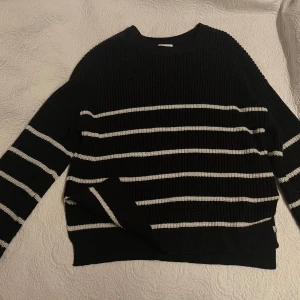 Svart randig stickad tröja - Tröjan är från Kappahl och är i storlek 170 den har använts några få gånger och är i bra skick