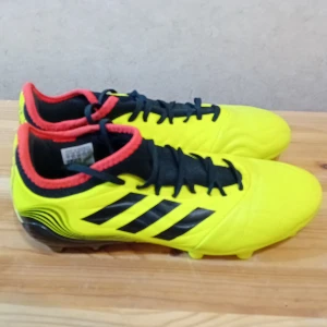 Adidas copa - Sköna och bra grepp. Elastisk skin och hållbart. Storlek 40. 