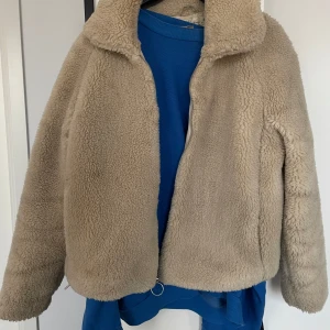 Mysig varm Teddy  - Strl 38, hel och ren men några ljusa fläckar på insidan 