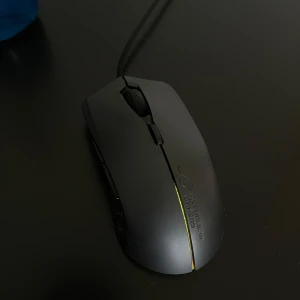 Gaming mus  - Strix Evolve gaming mouse  Fin och bekväm gaming mus  Jätte bra skick och fungerar utmärkt😊