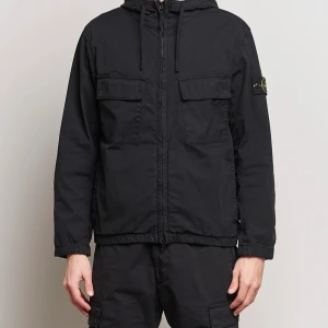 Stone Island supima cotton jacket  - I nyskick . Endast testat några gånger . Säljes pga av att den är lite för tight för mig. Storlek L .Nypris 6200kr . Kvitto finns .