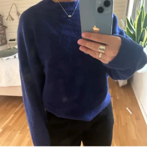 stickad tröja - säljer min marinblåa stickade tröja som knappt är använd 🩷