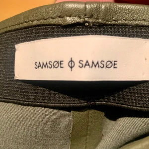 Gröna skinnbyxor från Samsøe Samsøe - Snygga gröna skinnbyxor från Samsøe Samsøe i mycket bra skick. De är tighta och högmidjade, perfekta för höst och vinter. Byxorna har en stilren design utan onödiga detaljer, vilket gör dem lätta att matcha med olika outfits. Perfekta för både vardag och fest! Skicket är väldigt bra