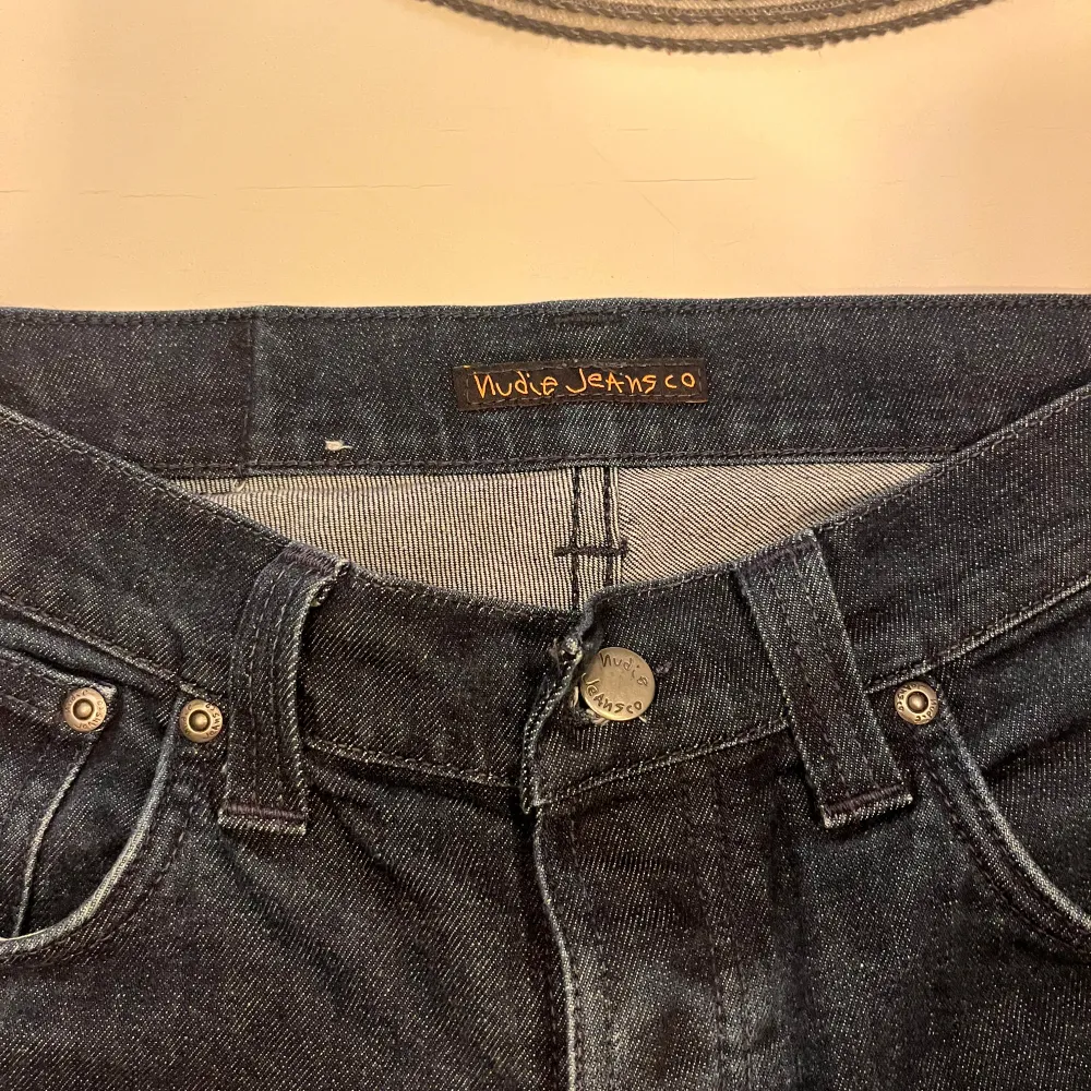 Säljer ett par svarta jeans från Nudie Jeans i storlek W31 L32. Säljer dom då dom inte passar mig. Har aldrig använt dom. . Jeans & Byxor.