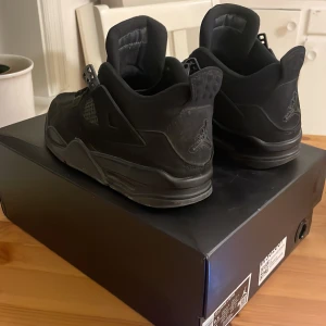 Jordan 4 black cats - Säljer mina Jordan 4 black var nu då dom är för små fint skick inte trasiga eller något låda och tag följer med till skorna hör av er vid frågor eller priserbjudanden priset kan diskuteras!😁