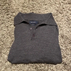 Polo tröja - Säljer nu denna 100% merino ull tröjan, den är i mycket bra skick och den är extremt bekväm att bära. Pris kan diskuteras!