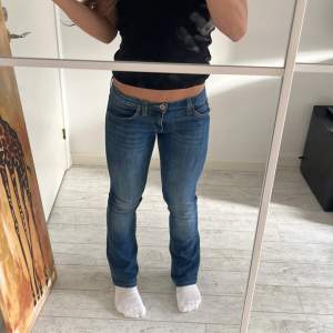 Fina lågmidjade bootcut jeans. Har en defekt på baksidan. Midjemått 38 och innerbensläng 77