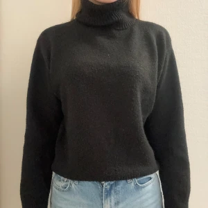 svart polo tröja - svart stickad polo tröja från hm