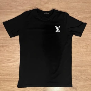 LV T-Shirt - Louis Vuitton tröja som aldrig använts. Pris går att diskuteras!