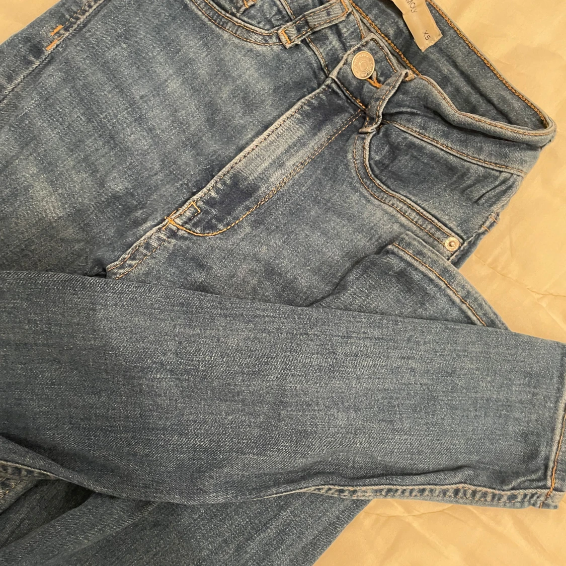 Blåa skinnys från Gina Tricot 