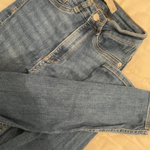 Blåa skinnys från Gina Tricot  - Färgen säljs inte längre, jätte fina sitter riktigt bra.