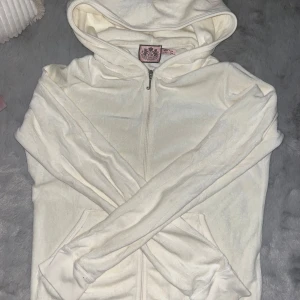 Gamla Juicy - Säljer min juicy kofta i från den gamlare modellen! Den är i jättefint skick och de står storlek L på den men jag som e S-M kan ha den!