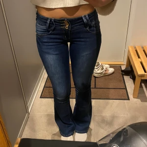 Lågmidjade bootcut jeans - Supersnygga jeans som bara är använda ett par gånger! De är i storlek xs men skulle säga att dom är S, passar mig som är 167! Skriv för fler bilder💗