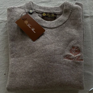 Loro Piana Kashmir Tröja - Intressekoll på min Loro Piana Cashmere Sweatshirt. Storlek M, passar S/M. Nypris runt 10.000kr. Hör av er ifall ni vill ha fler bilder.