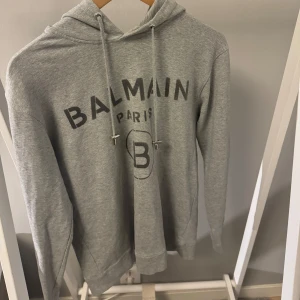 Balmain hoodie - Tja! Riktigt fet balmain hoodie. Skick: mycket bra! Påse från butiken i Frankrike ingår| nypris: 7000kr| mitt pris: 2799kr| storlek L passar M.