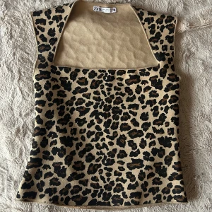 Zara leopard topp - As snygg topp som tyvärr köptes i fel storlek, materialet är tjockt så passar även till kallare väder