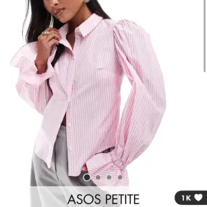 Säljer en superfin rosa och vit randig skjorta från ASOS Petite men då den var för stor för mig skulle jag säga att den passar om man inte är petite också. Den har puffiga långa ärmar och är aldrig använd endast provad och prislapp sitter kvar