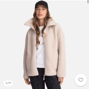 Teddy jacka  - Använt fåtalgånger den är i svart köpte för 700 säljer för 500