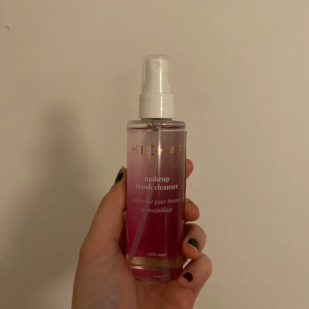 Säljer min Hickap brush cleanser då jag inte använder den. Har använt uterst lite av produkten 😊💕 nypris 160. Skönhet.