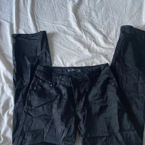 Svarta jeans från Lonky - Säljer ett par svarta jeans från Lonky i storlek 29. De har en klassisk design med fem fickor och knappgylf. Perfekta för både vardag och fest! 🖤