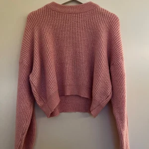 Rosa stickad tröja  - Säljer denna jättemysiga stickade tröjan från Nelly 🩷