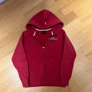 Peak performance hoodie - Fin hoodie från peak. Storlek M men passar även S💕